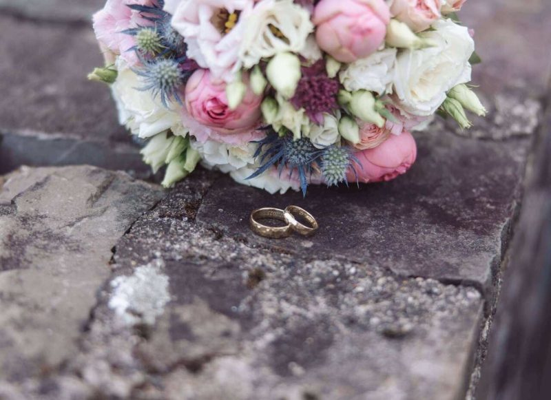Detailfoto von den Ringen und dem Brautstrauß