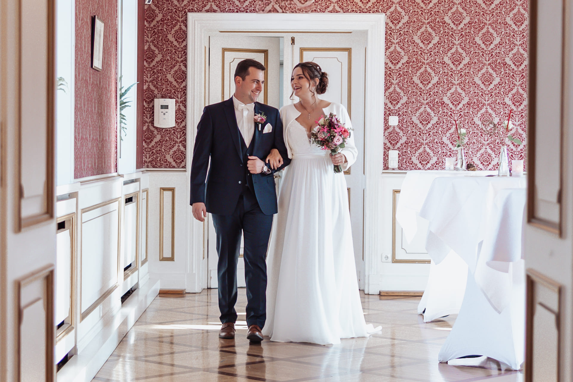 Sven Schau fotografiert ein Brautpaar beim Einzug im Schloss Broich