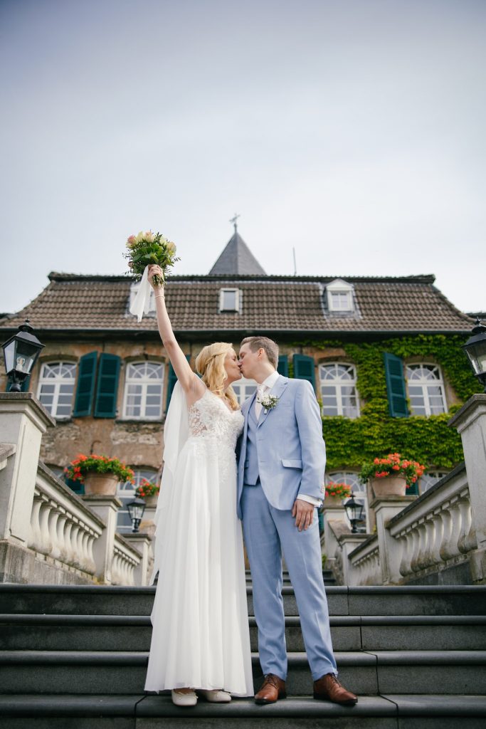 Sven Schau fotografiert ein Brautpaar vor dem Schloss Linnep
