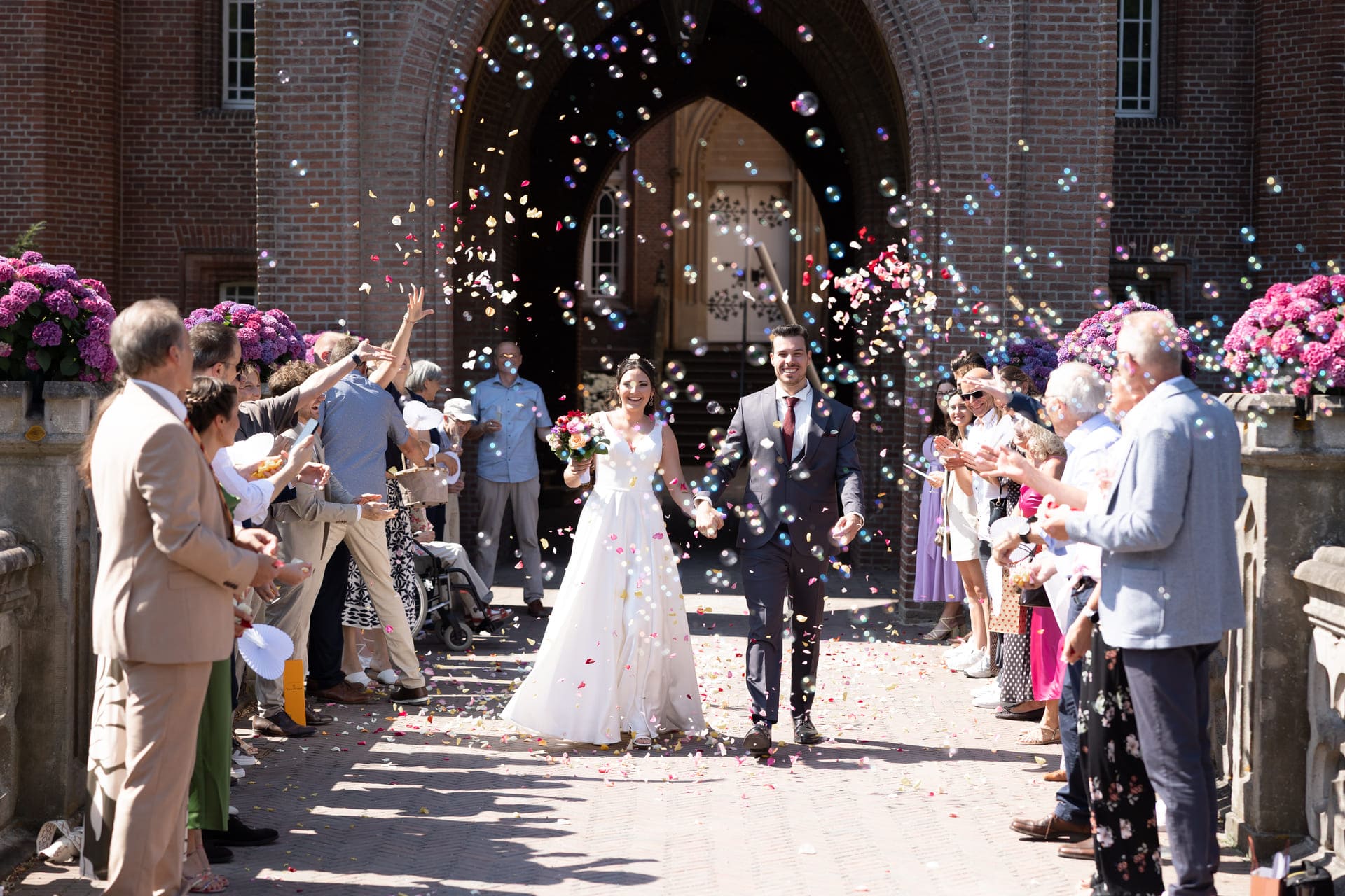 Sven Schau fotografiert ein Hochzeitspaar beim Auszug am Schloss Moyland