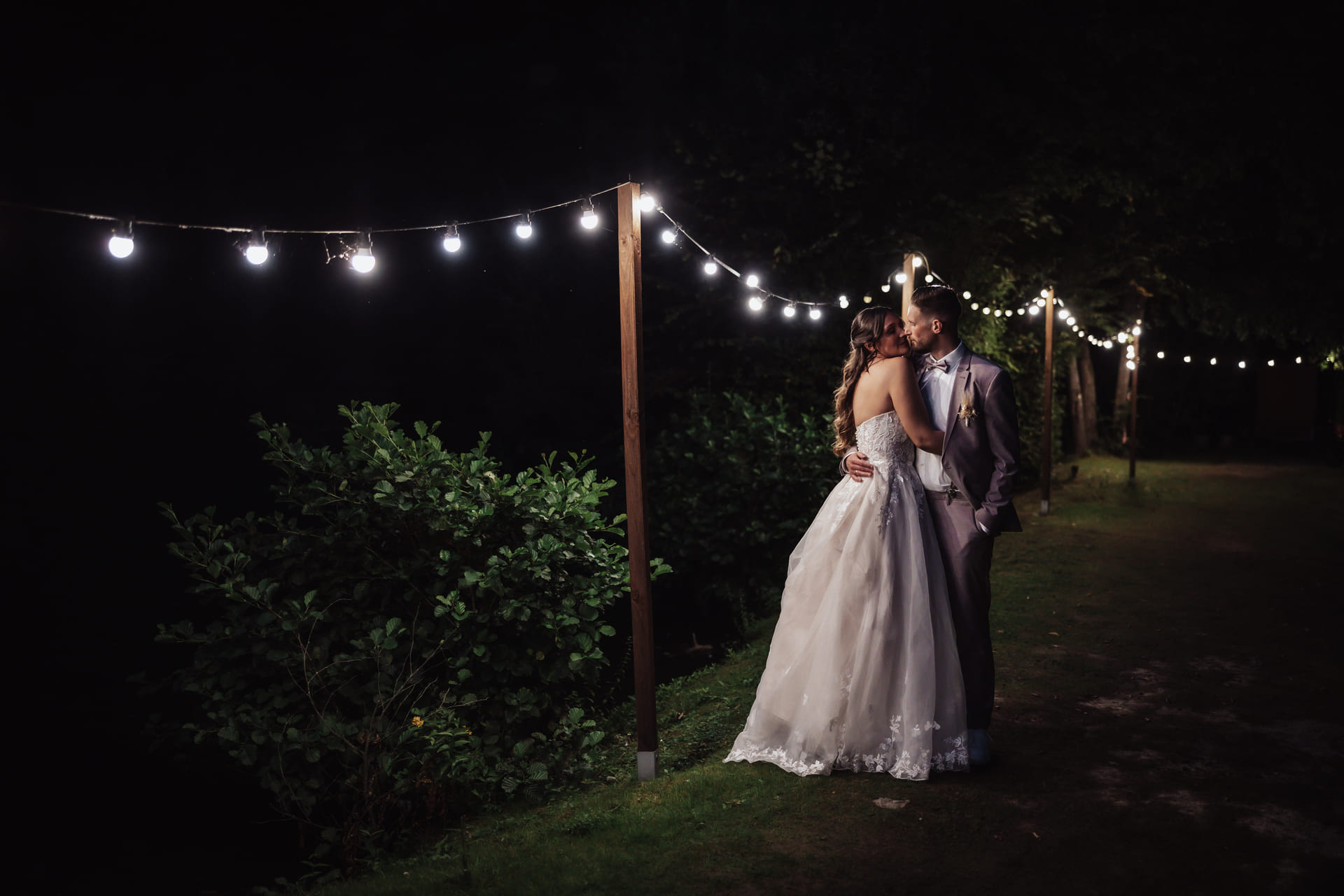 Sven Schau fotografiert ein Hochzeitspaar an der Holsteins Muehle in Nuembrecht