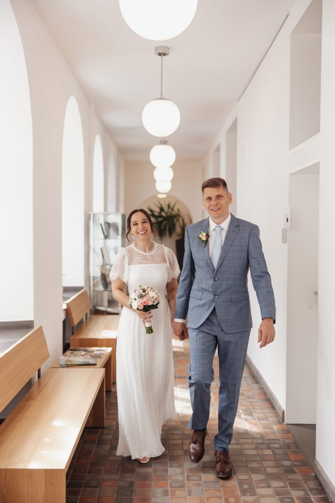 Hochzeitspaar im Minoritenkloster in Ratingen fotografiert von Sven Schau
