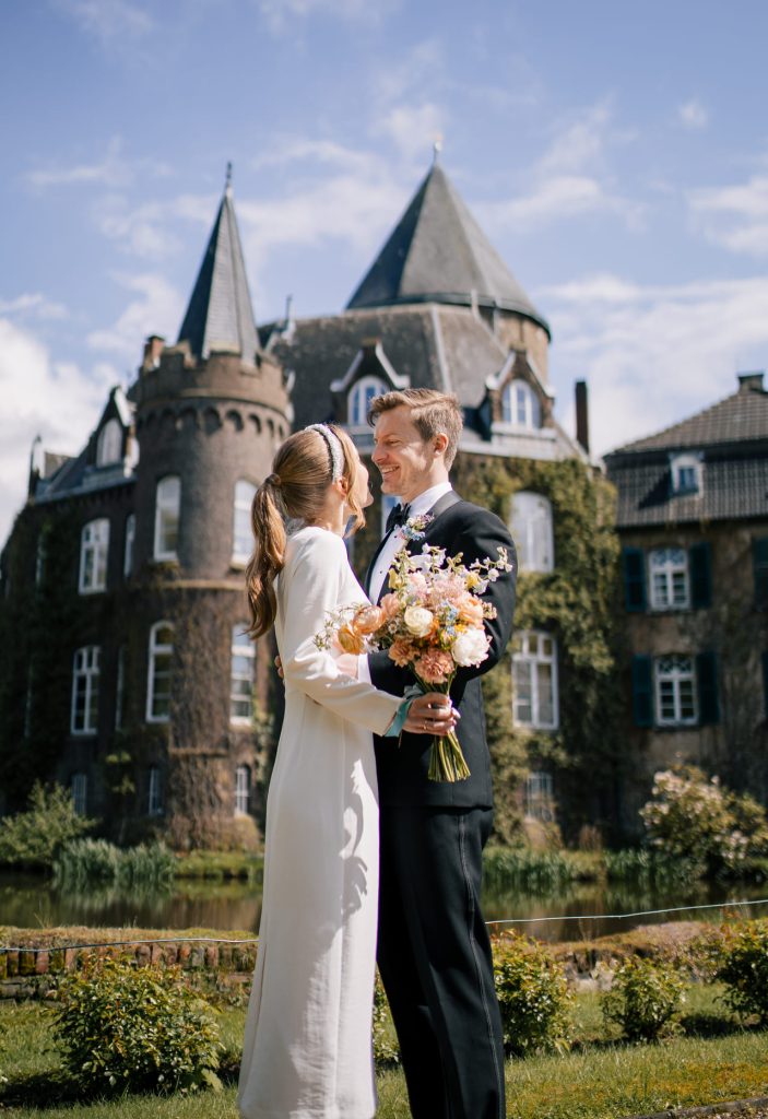 Brautpaarshooting am Schloss Linnep fotografiert von Sven Schau